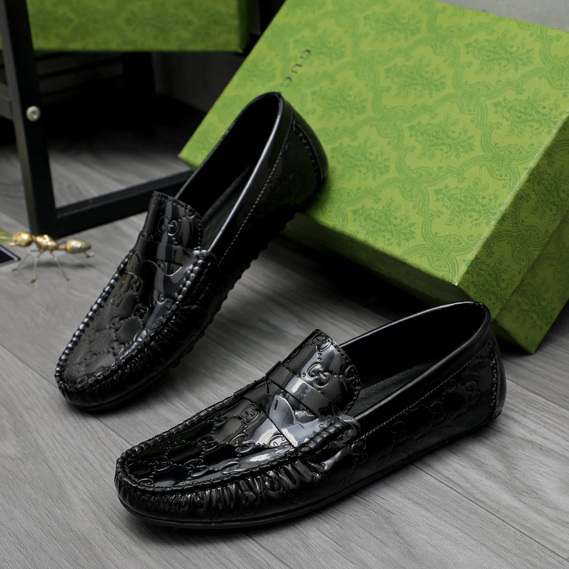 Men's shoes 💰380 Product trademark: GUCCI "Gucci" casual slip-on beanie shoes Regular size: 38-45 (45 is custom-made and non-returnable) Product materials: Selected lacquered embossed cowhide upper, pigskin lining, beanie outsole